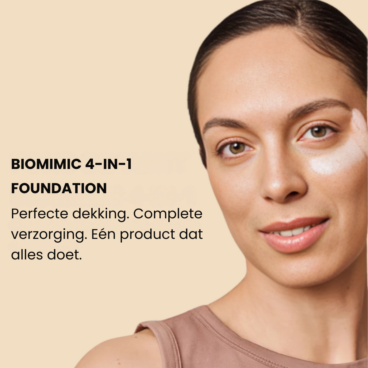 Hand houdt de Biomimic 4-in-1 foundation met SPF50+ voor een natuurlijke teint